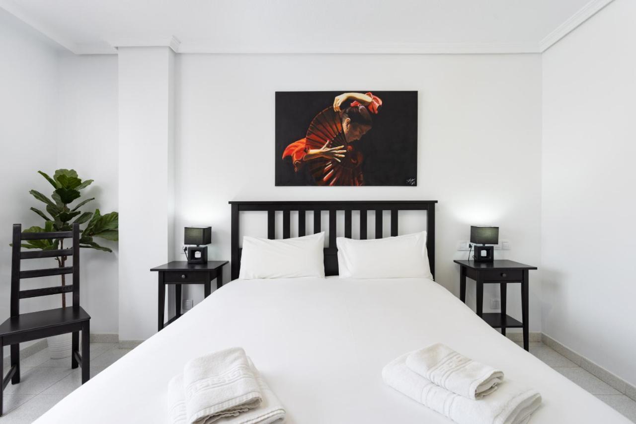 Black And White Apartment Free Wifi Los Cristianos  Extérieur photo